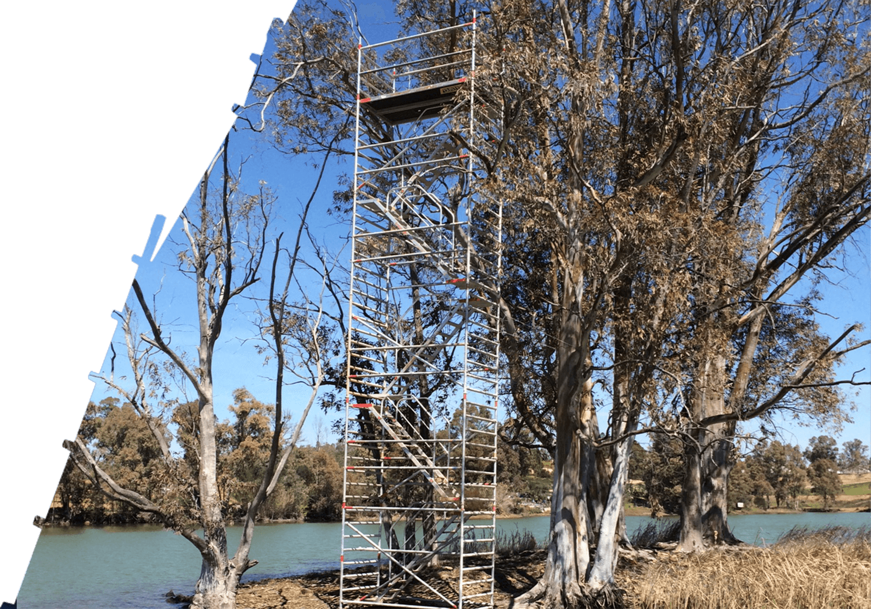 Torre de andaime montada dentro de água