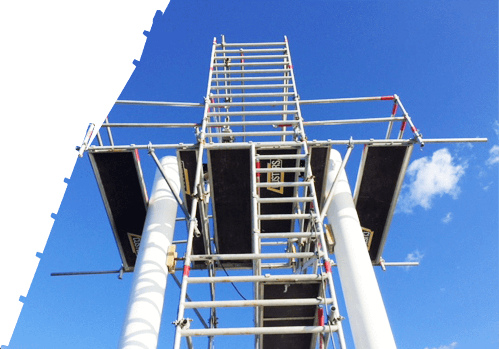 Torre de andaime com consolas