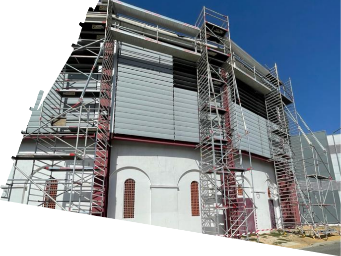 Montagem de torres de andaime com 14m sem fixação à fachada.