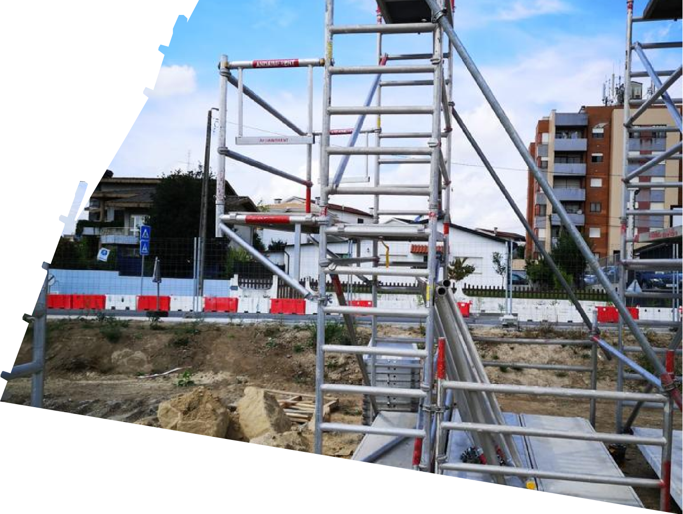 O Andaime com Consolas e Contrapesos: Eficiência na Verticalidade! 🏗️